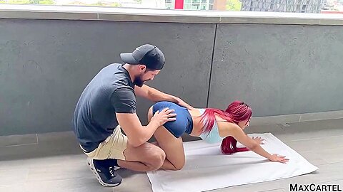 Pelirroja De Culo Gordo Consigue Un Nuevo Entrenador Personal