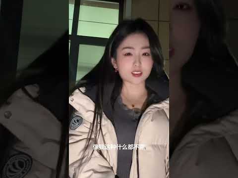 風流的少妇露胸露大腿 サムネイル